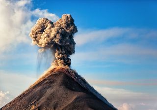 Erupções vulcânicas ricas em cinzas alteram as nuvens geladas, regulando a radiação na Terra
