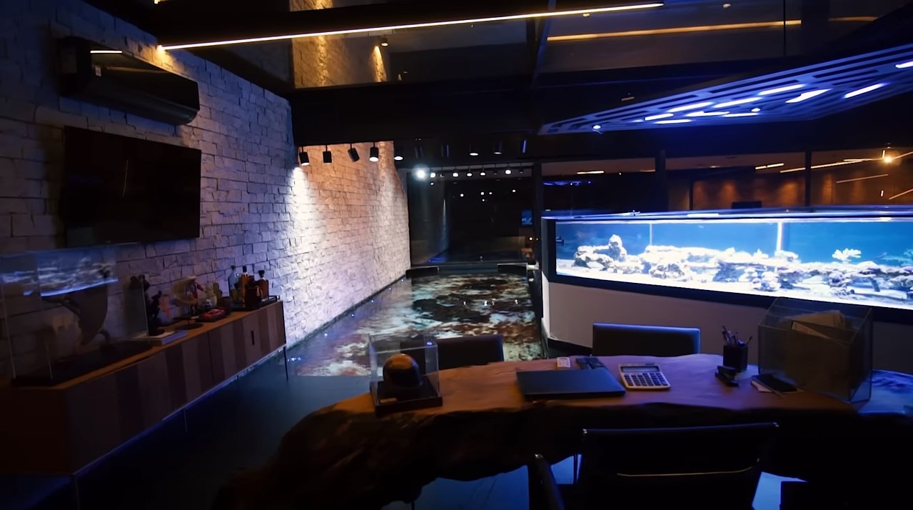 O escritório da casa de Bianca Andrade, a Boca Rosa — Foto: Reprodução/YouTube