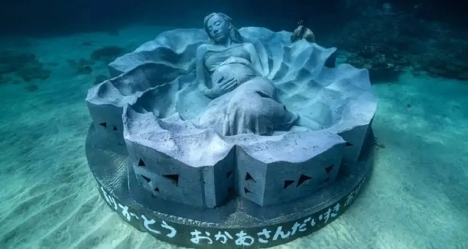 Escultura de 45 toneladas vira habitat para vida marinha no Japão