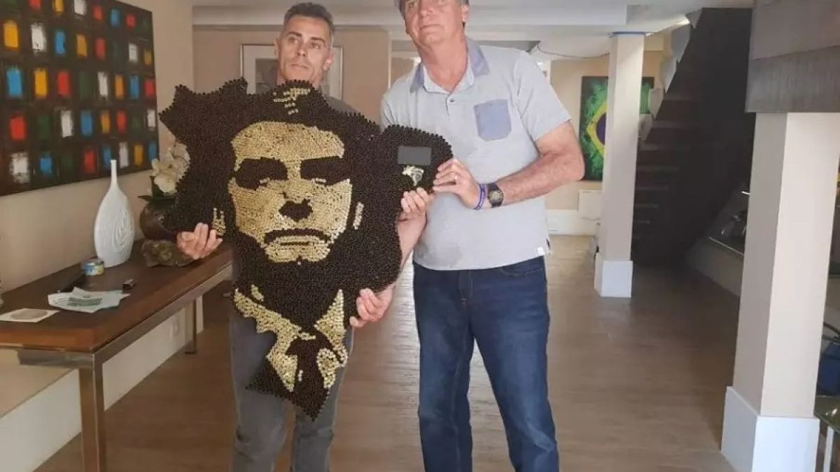 Escultura de Bolsonaro é comprada sem licitação por PM