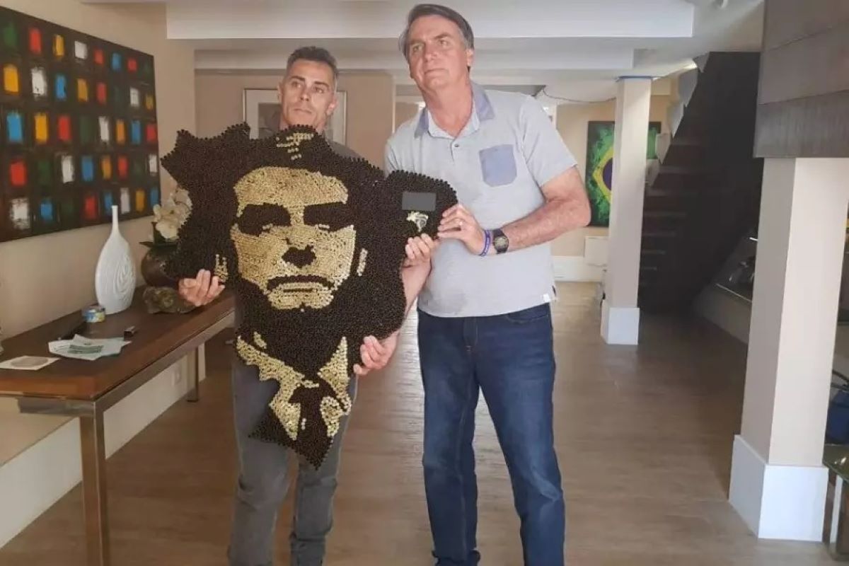Escultura de Bolsonaro foi comprada por mais de R$ 18 mil