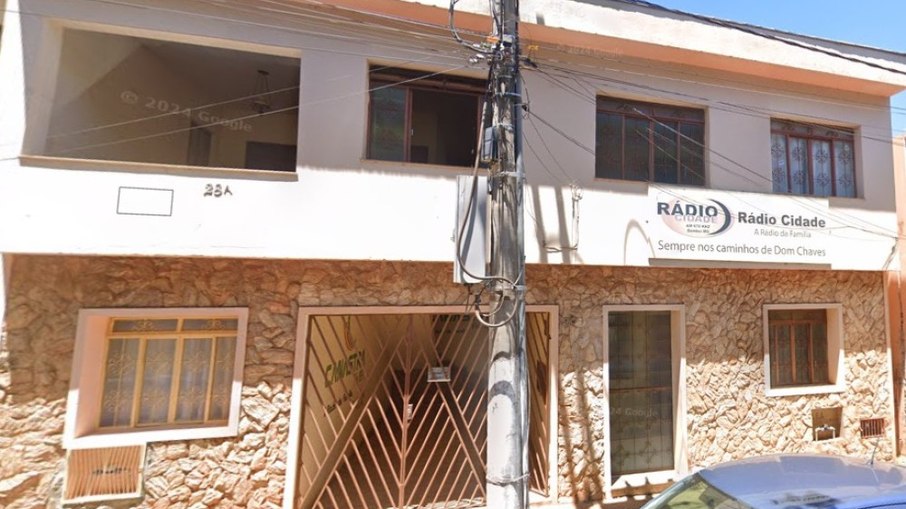 Padre invade rádio e agride locutor de 83 anos ao vivo em Minas