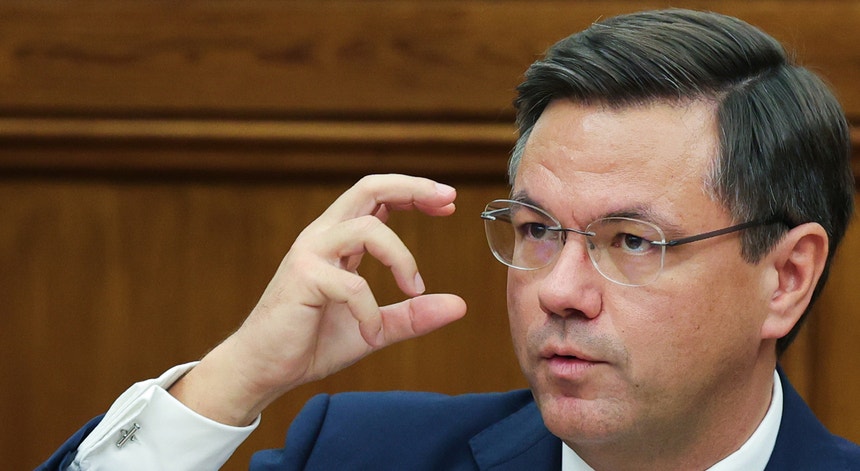 "Poupança em dirigentes". Ministro da Reforma do Estado afasta despedimentos e corte de salários