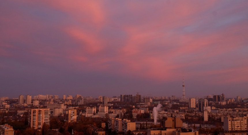 Ataques russos a centrais deixam várias regiões ucranianas sem energia