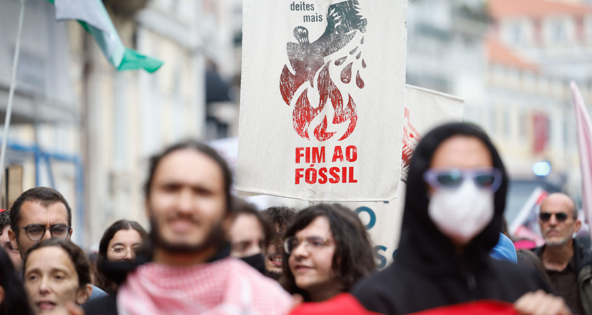 Estudantes marcham em Lisboa pelo fim dos combustíveis fósseis e lançam ultimato ao Governo