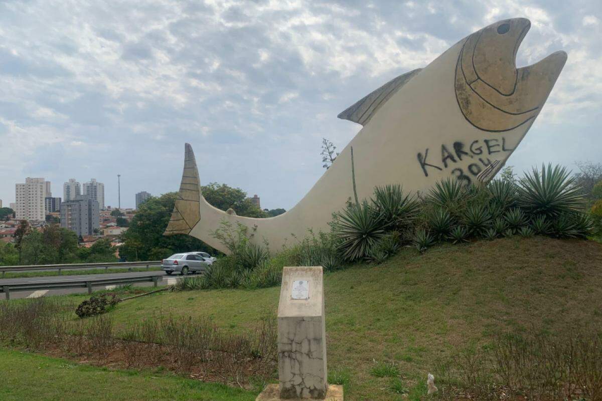 A escultura fica próximo à Rodovia Luiz de Queiroz (SP-304), em frente à Escola Superior de Agricultura Luiz de Queiroz (Esalq/USP)