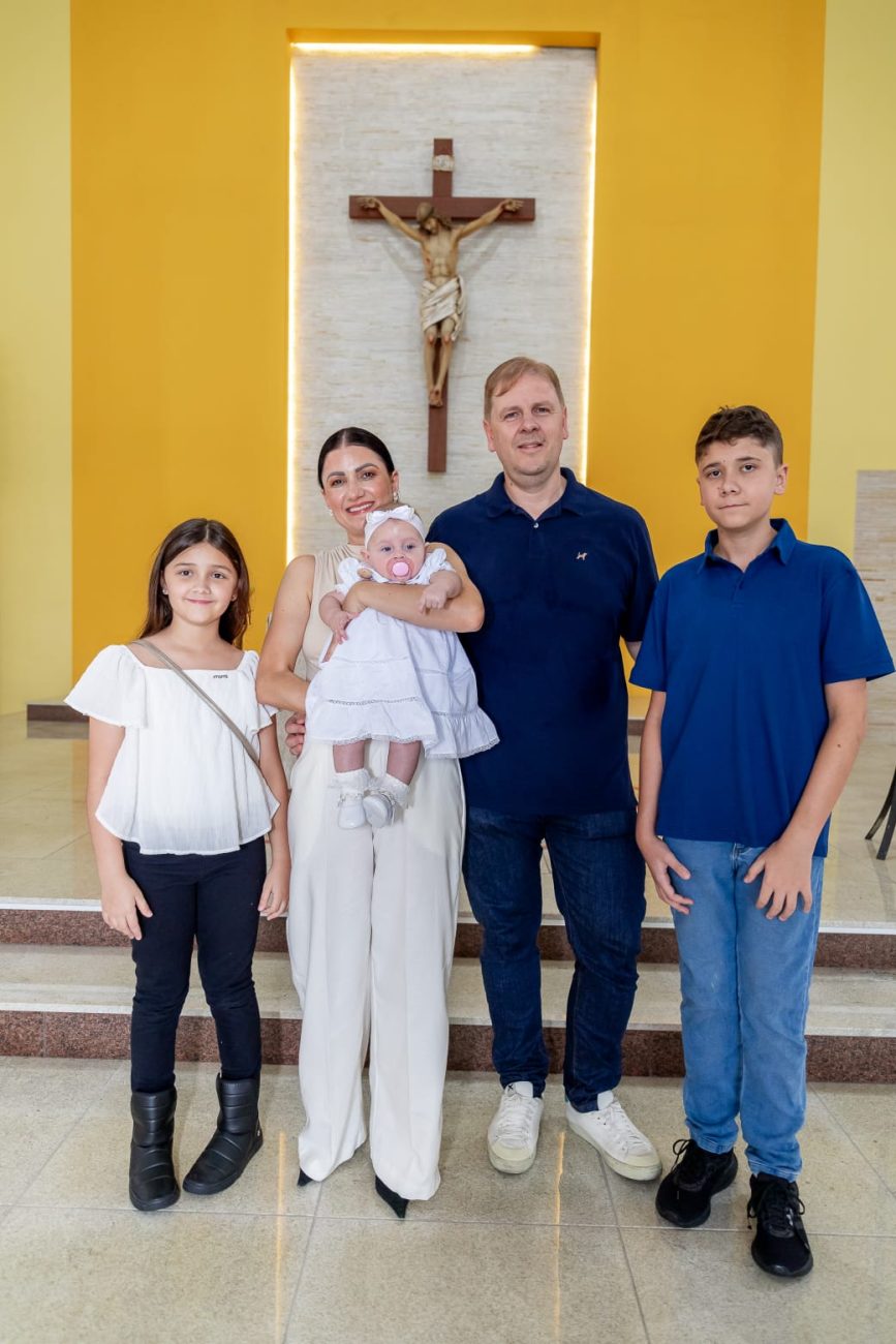 Kátia e família completa após milagre de São Carlo AcutisFoto: Arquivo pessoal/ND