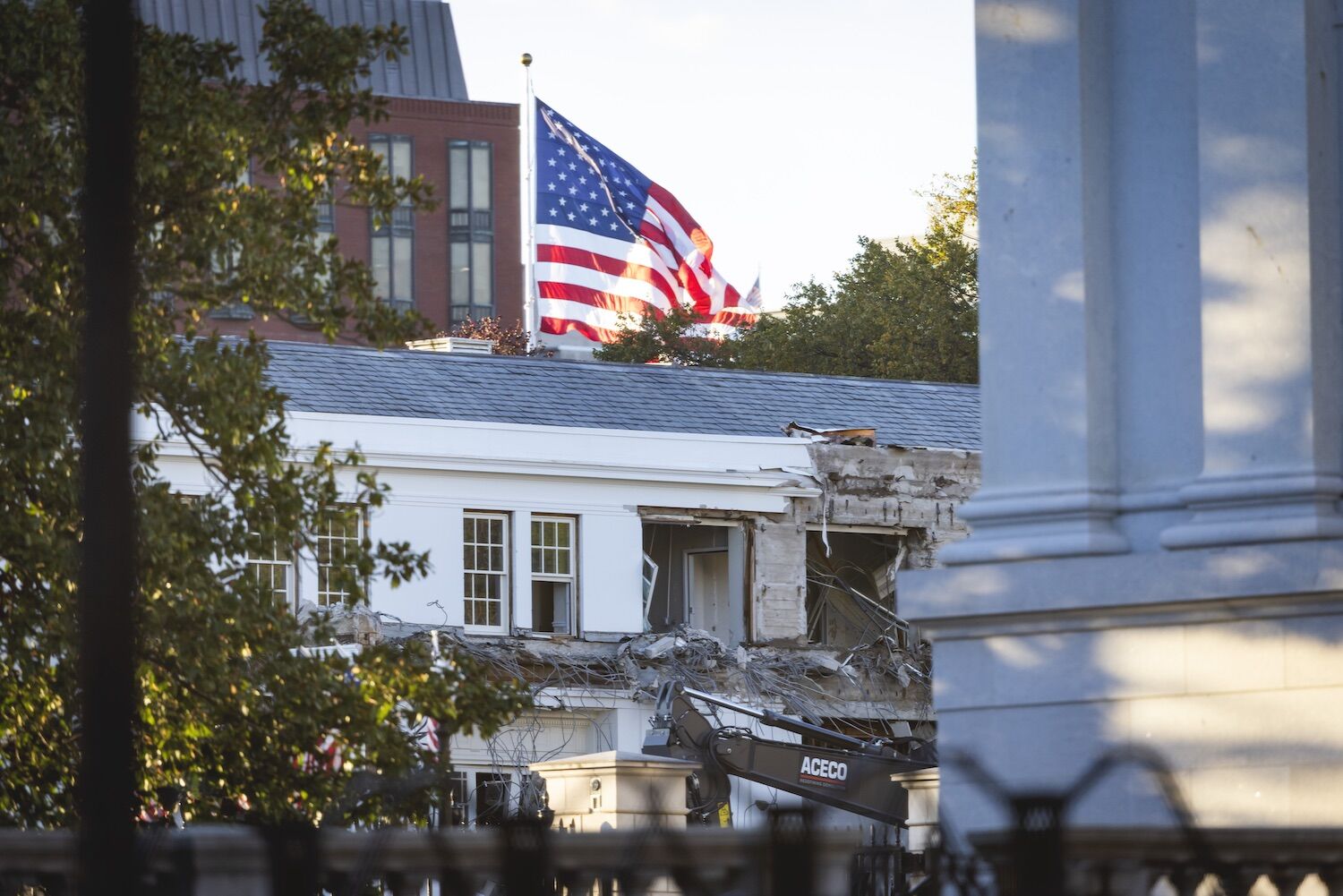 Porque decidiu Trump demolir a Ala Este da Casa Branca