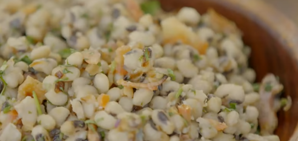 No entanto, a população brasileira ingere apenas cerca de 50% dessa recomendação, o que pode acarretar problemas relacionados à saúde. Afinal, 88,7% dos alimentos mais consumidos pelos brasileiros apresentam baixo teor de fibras.-reprodução YouTube Cirurgião na Cozinha 