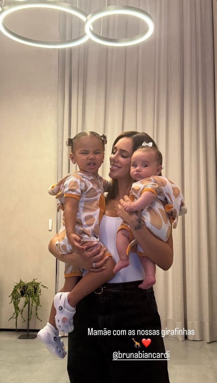 Neymar mostra as filhas com roupas iguais - Foto: Instagram