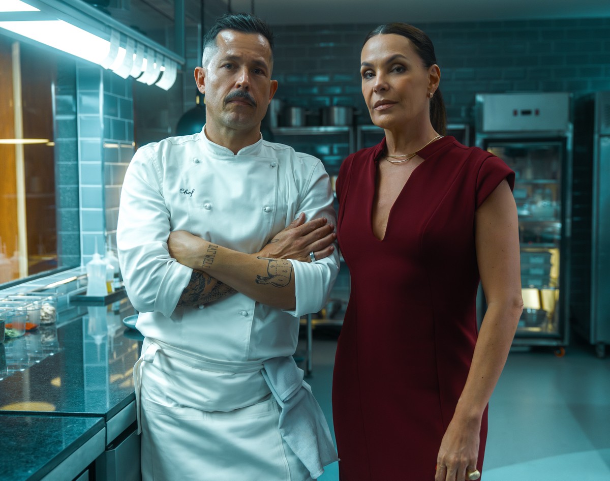 Carolina Ferraz e Roger Gobeth surgem em foto de novo filme da Netflix estrelado por Rafael Vitti - O Globo