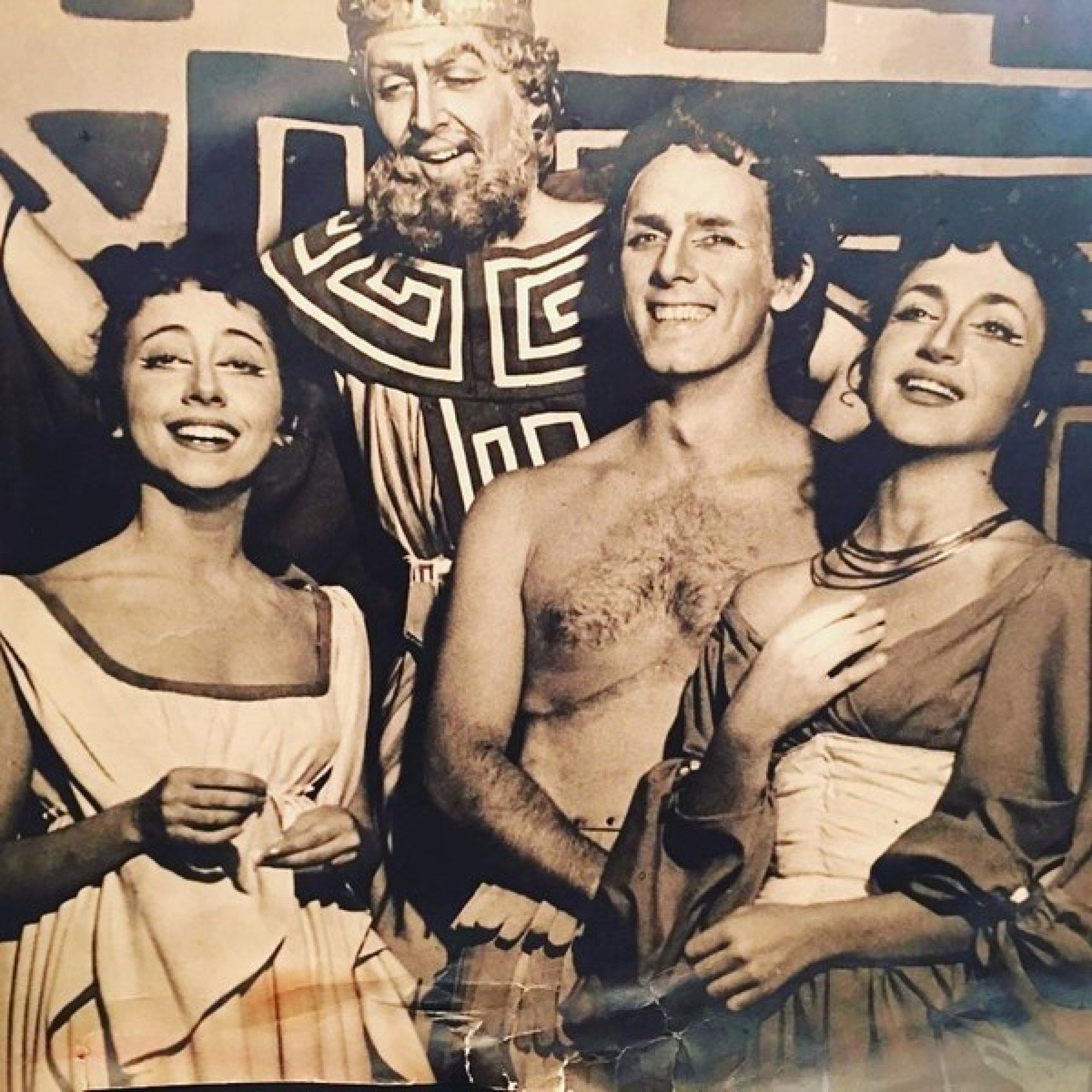 Francisco Cuoco (centro) estreou no tablado com a peça A muito curiosa história da virtuosa matrona de Éfeso, com Fernanda Montenegro, Nathalia Timberg e Sergio Brito 