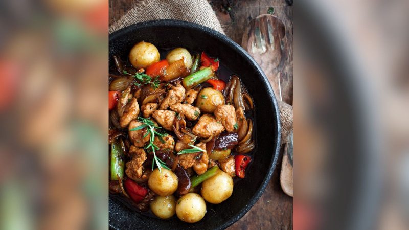 Frango e legumes salteados com molho de soja - Imagem gerada por IA