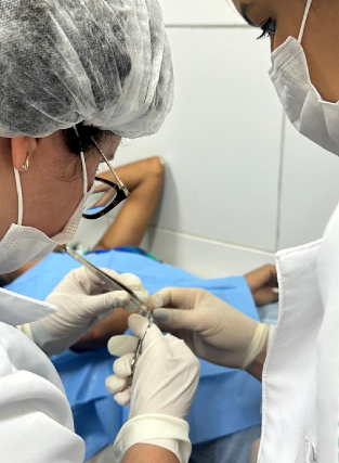 A hanseníase pode causar lesões de pele avermelhadas e/ou esbranquiçadas, alteração de sensibilidade, dormência, sensação de choques, fisgadas ou formigamentos em mãos e pés (Foto: Juliana Ramos/divulgação) Imagem: Tratamento de hanseníase na rede pública de saúde