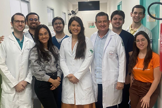 A pesquisa descreve a implantação do Apoio Matricial (AM) em hanseníase em Fortaleza e demonstra como essa ferramenta pode fortalecer o cuidado às pessoas acometidas pela doença (Foto: Juliana Ramos/divulgação) Imagem: Juliana Ramos e equipe reunida