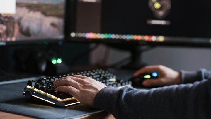 Gamer a usar um teclado e rato