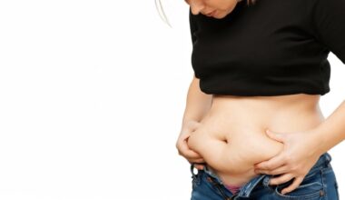 Como reverter a barriga da menopausa? Médica revela 3º fator além de dieta e exercícios