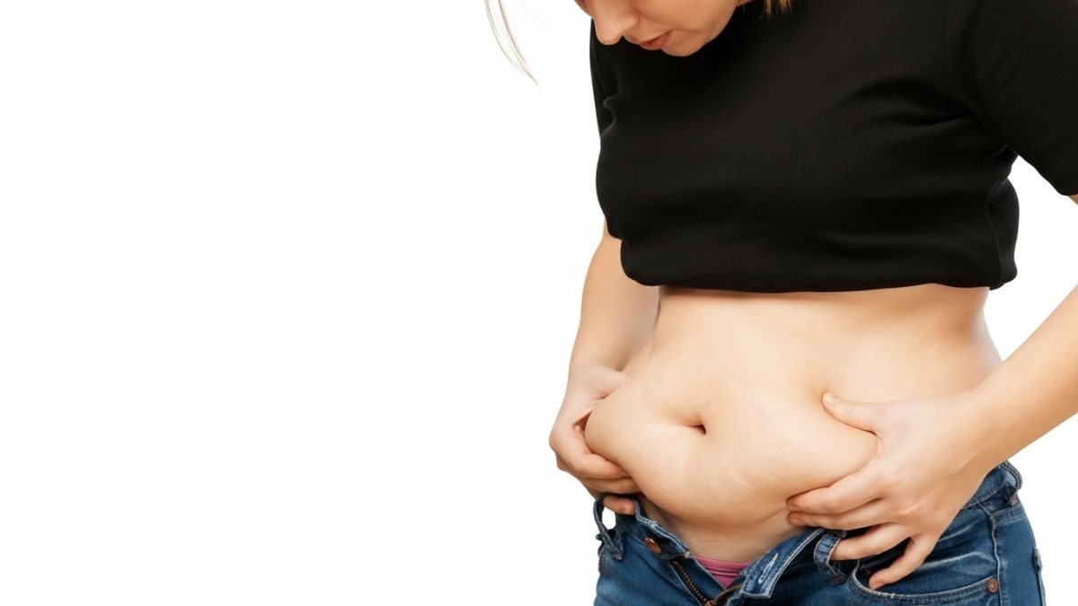 Como reverter a barriga da menopausa? Médica revela 3º fator além de dieta e exercícios