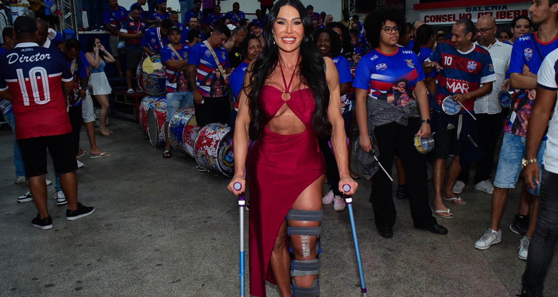Lesionada, rainha de bateria Gracyanne vai de muletas a ensaio da União da Ilha - Globo