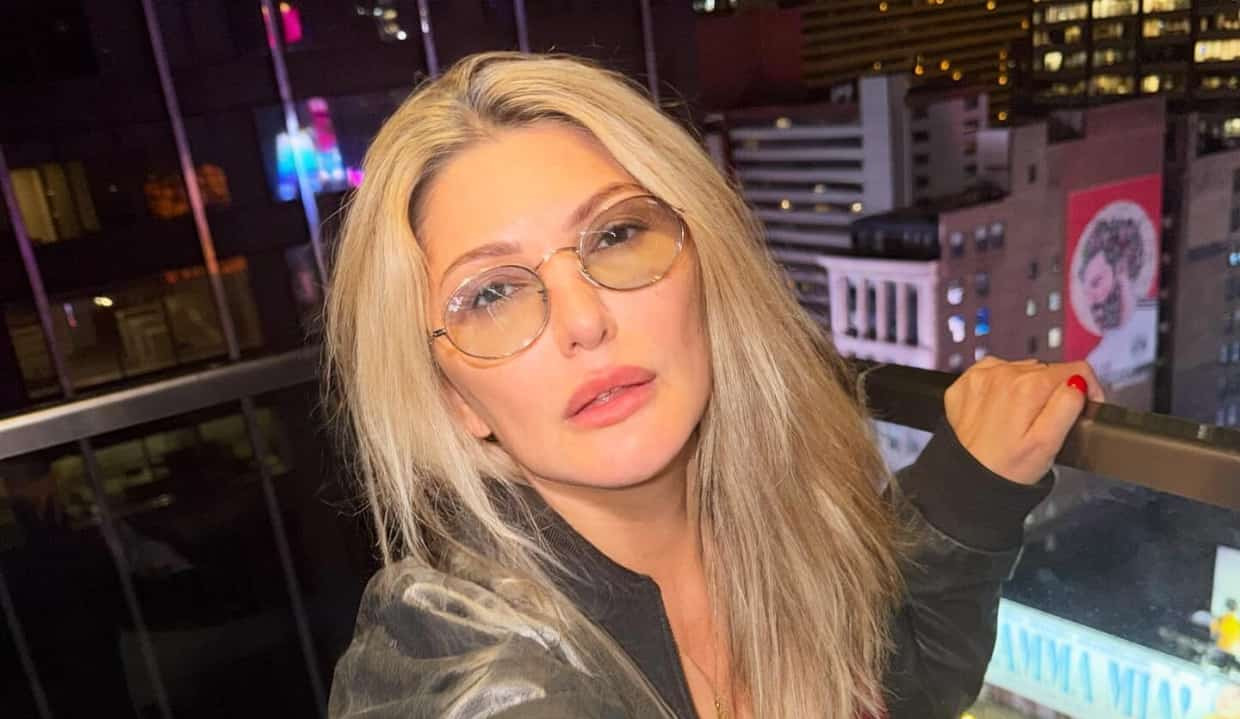 Antonia Fontenelle de cabelo solto e óculos, fazendo carão para foto