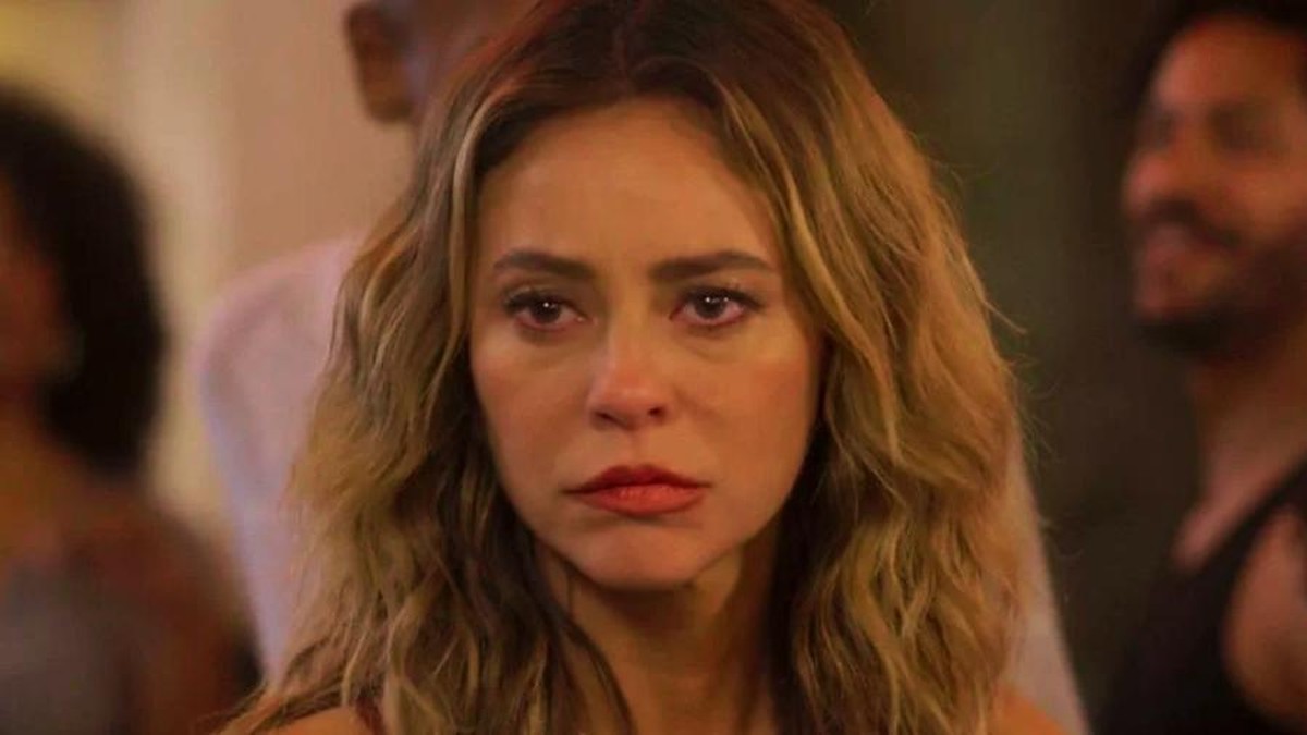 antes de ser presa, Heleninha surge bêbada em boate