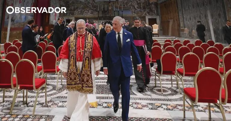Carlos e Camila rezam com o Papa na Capela Sistina – Observador