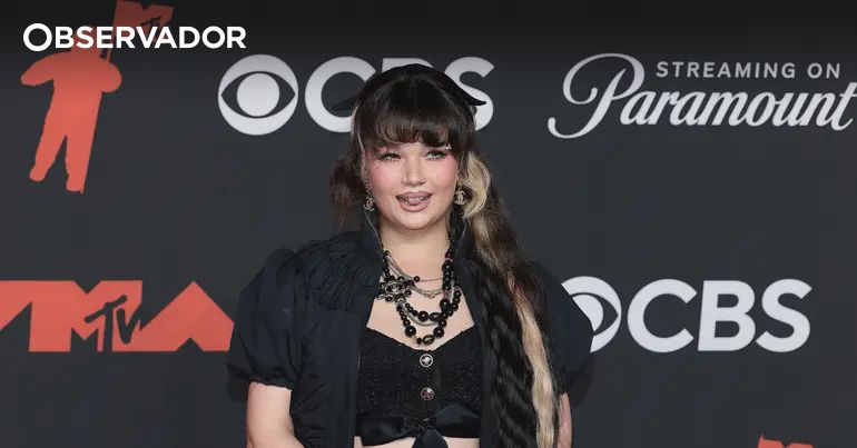 Lola Young anuncia pausa na carreira após desmaio em palco – Observador
