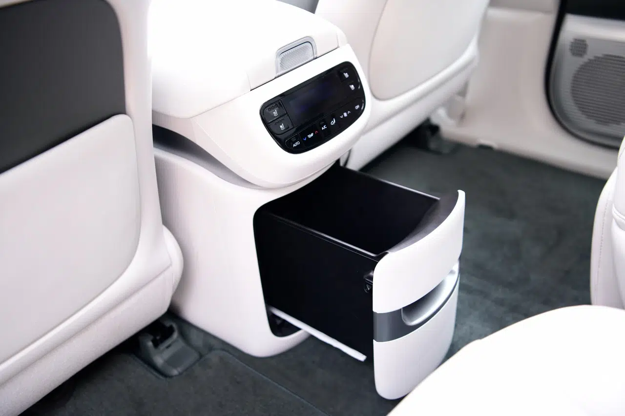 Consola central, com gaveta para passageiros traseiros