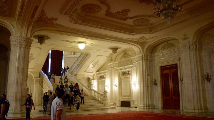 Edifício mais pesado do planeta é um colosso de 4,1 mil toneladas, 1.100 quartos, 12 andares e 20 mil vagas de estacionamento