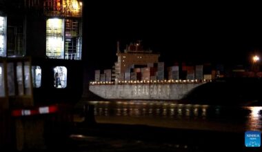 Navio cargueiro Istanbul Bridge, que completou, pela primeira vez, uma travessia pelo Ártico até ao porto britânico de Felixstowe, reduzindo para metade o tempo normal de envio de mercadorias da China para a Europa.