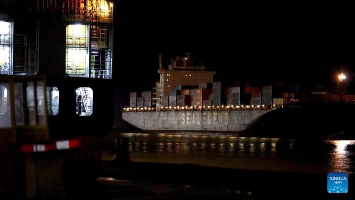 Navio cargueiro Istanbul Bridge, que completou, pela primeira vez, uma travessia pelo Ártico até ao porto britânico de Felixstowe, reduzindo para metade o tempo normal de envio de mercadorias da China para a Europa.