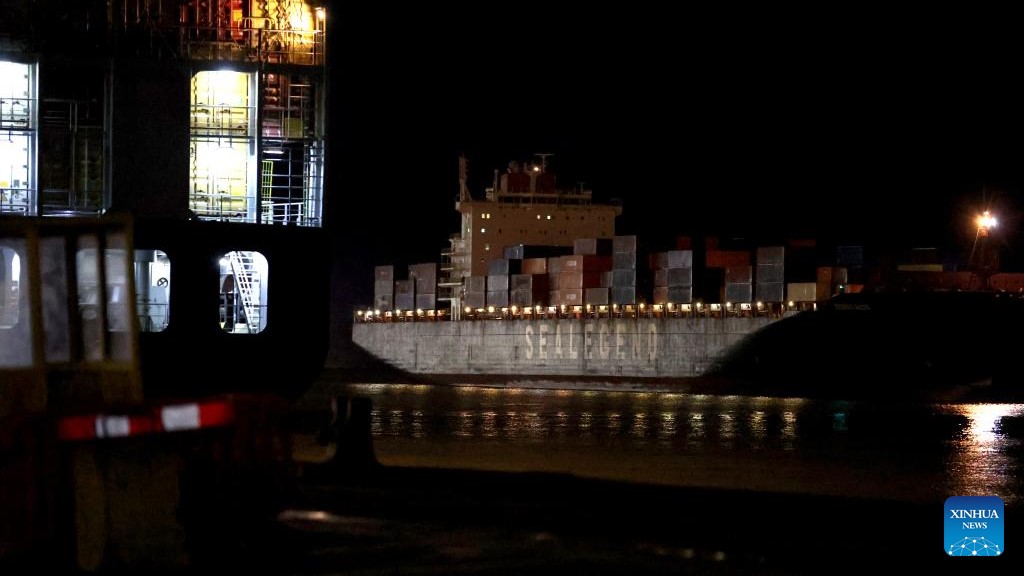 Navio cargueiro Istanbul Bridge, que completou, pela primeira vez, uma travessia pelo Ártico até ao porto britânico de Felixstowe, reduzindo para metade o tempo normal de envio de mercadorias da China para a Europa.