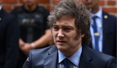 Milei lança livro com show de rock em meio a crise política e econômica na Argentina