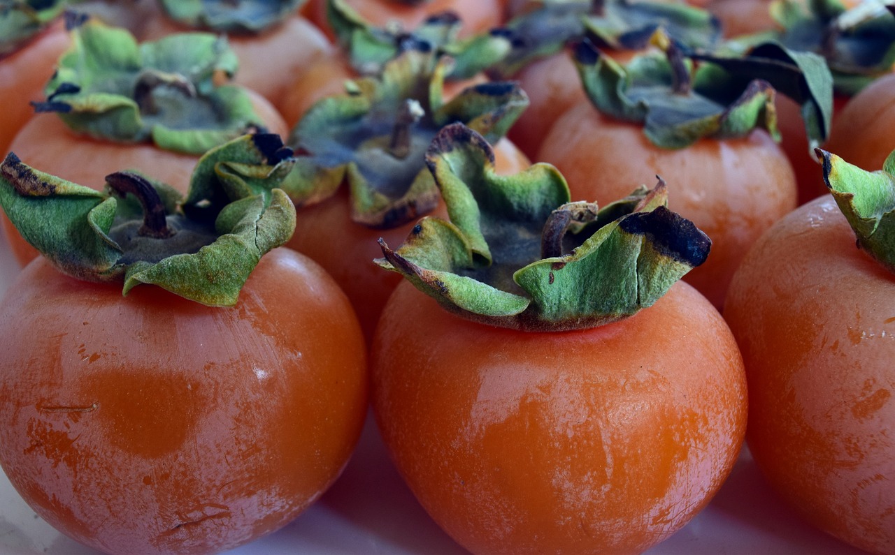 Além do mamão e da ameixa, frutas como caqui, abacate, goiaba e pera são alimentos ricos em fibras solúveis. O consumo de frutas é extremamente importante para manter uma alimentação saudável. -Imagem de Leopictures por Pixabay