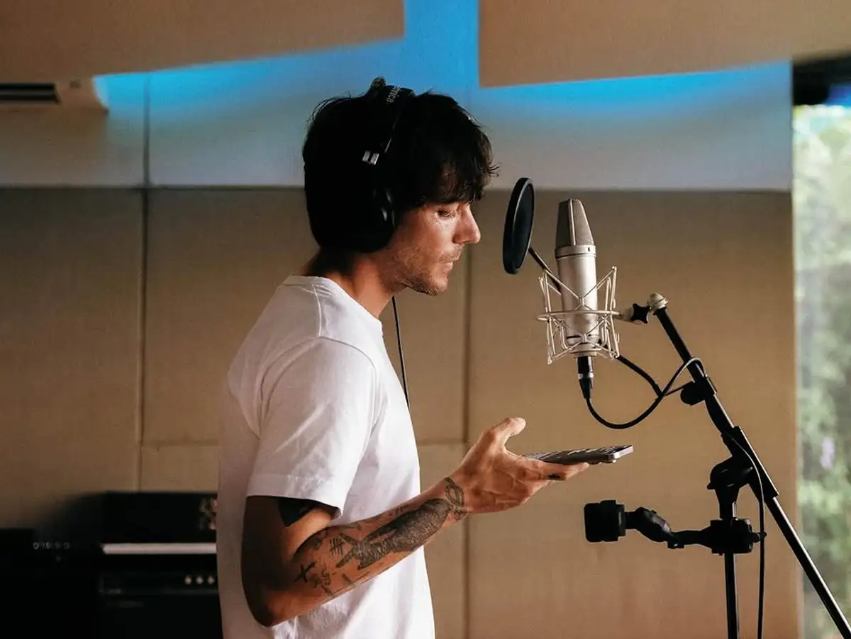 Louis Tomlinson divulga título, capa e data de lançamento de álbum novo