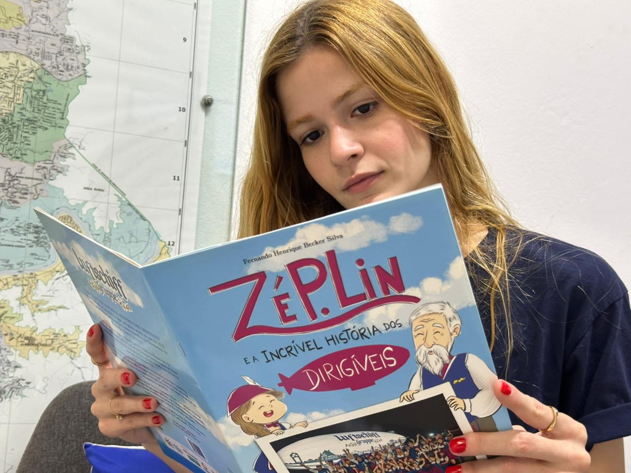 Livro infantil gratuito conta a história dos dirigíveis em BlumenauFoto: Larissa da Silva/ND.