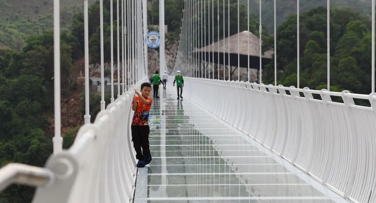 Segundo turistas, a sensação é como caminhar em um profundo vazioFoto: AFP/Reprodução/ND Mais