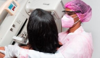 Campanha Outubro Rosa reforça cuidado e prevenção contra o câncer de mama e do colo do útero durante o ano inteiro