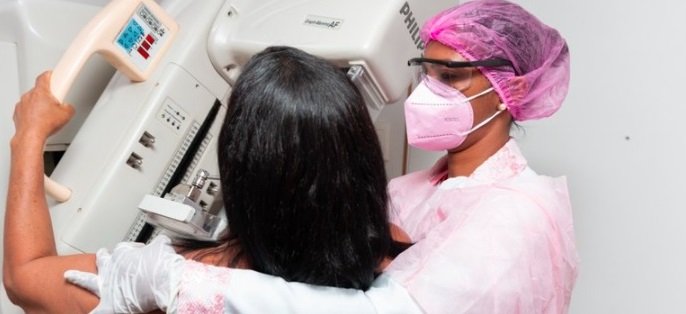 Campanha Outubro Rosa reforça cuidado e prevenção contra o câncer de mama e do colo do útero durante o ano inteiro