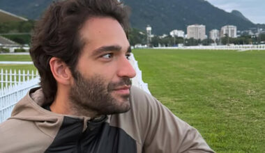 Humberto Carrão beija atriz de Vale Tudo em festa do elenco; veja