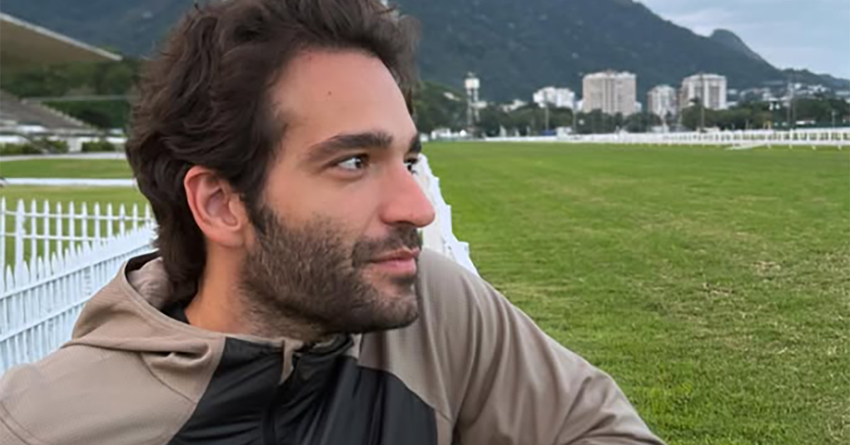 Humberto Carrão beija atriz de Vale Tudo em festa do elenco; veja