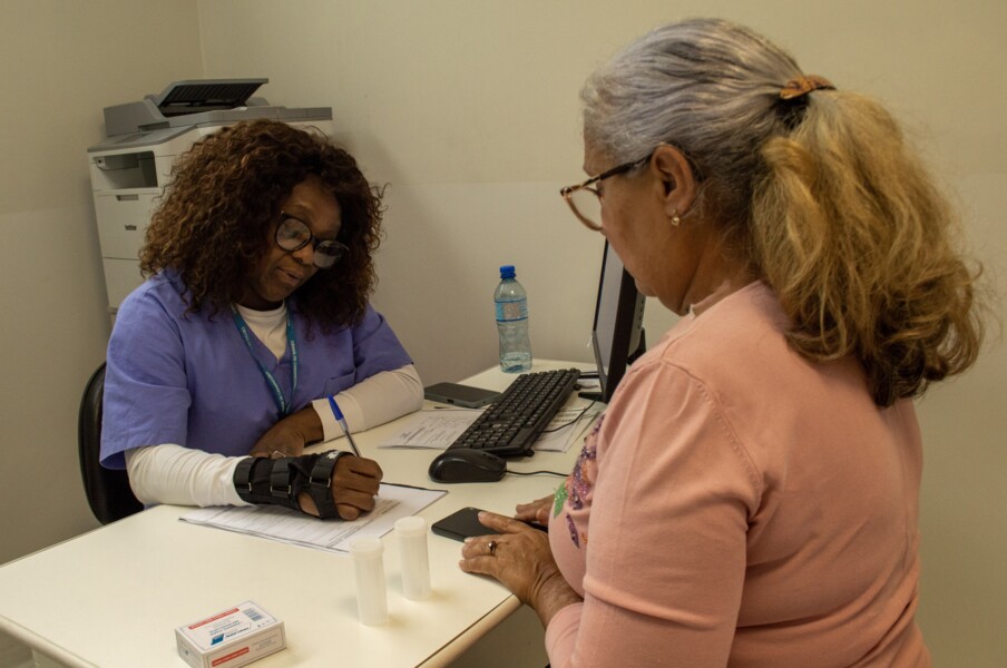 prefeitura-de-carapicuiba-realiza-edicao-especial-do-programa-saude-perto-de-voce-com-foco-no-outubro-rosa