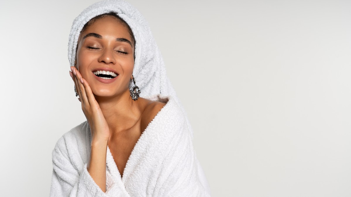 Tomar suplemento de colágeno realmente ajuda a pele? Especialista responde