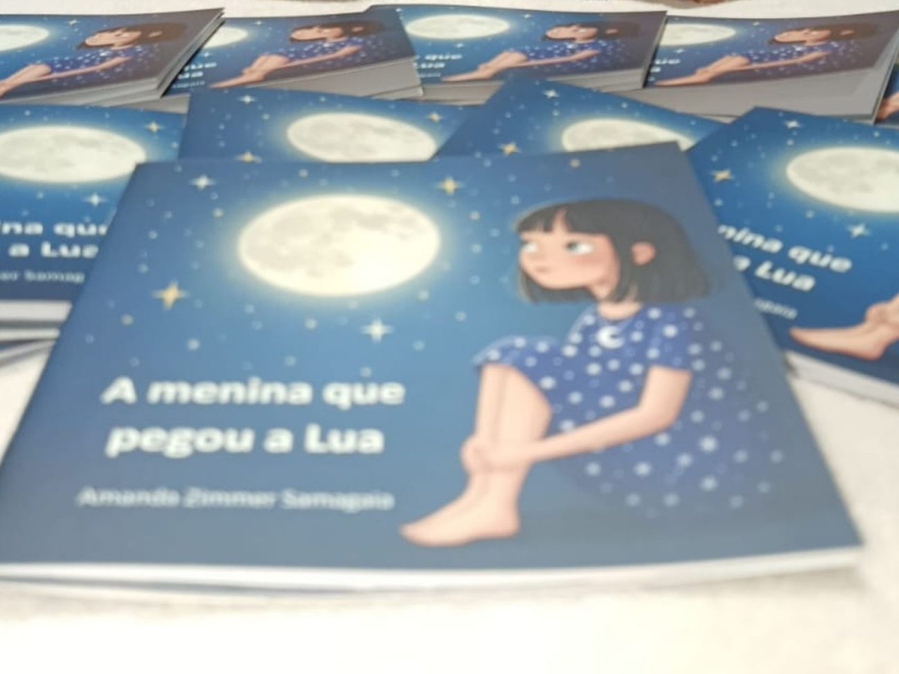 Mini escritora de Blumenau lança segundo livro aos oito anos