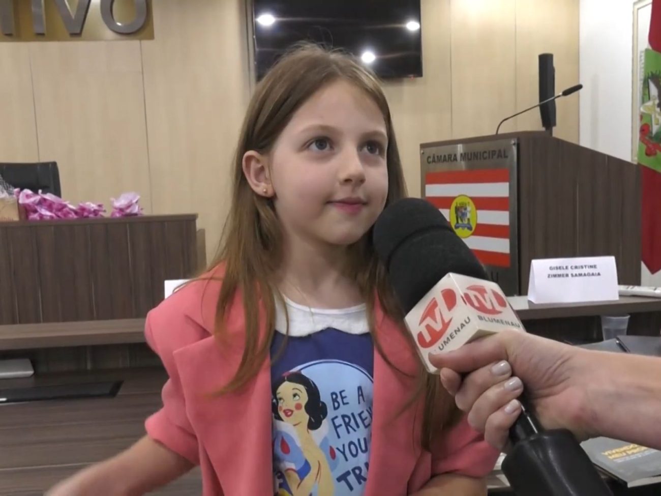 Mini escritora de Blumenau lança segundo livro aos oito anos