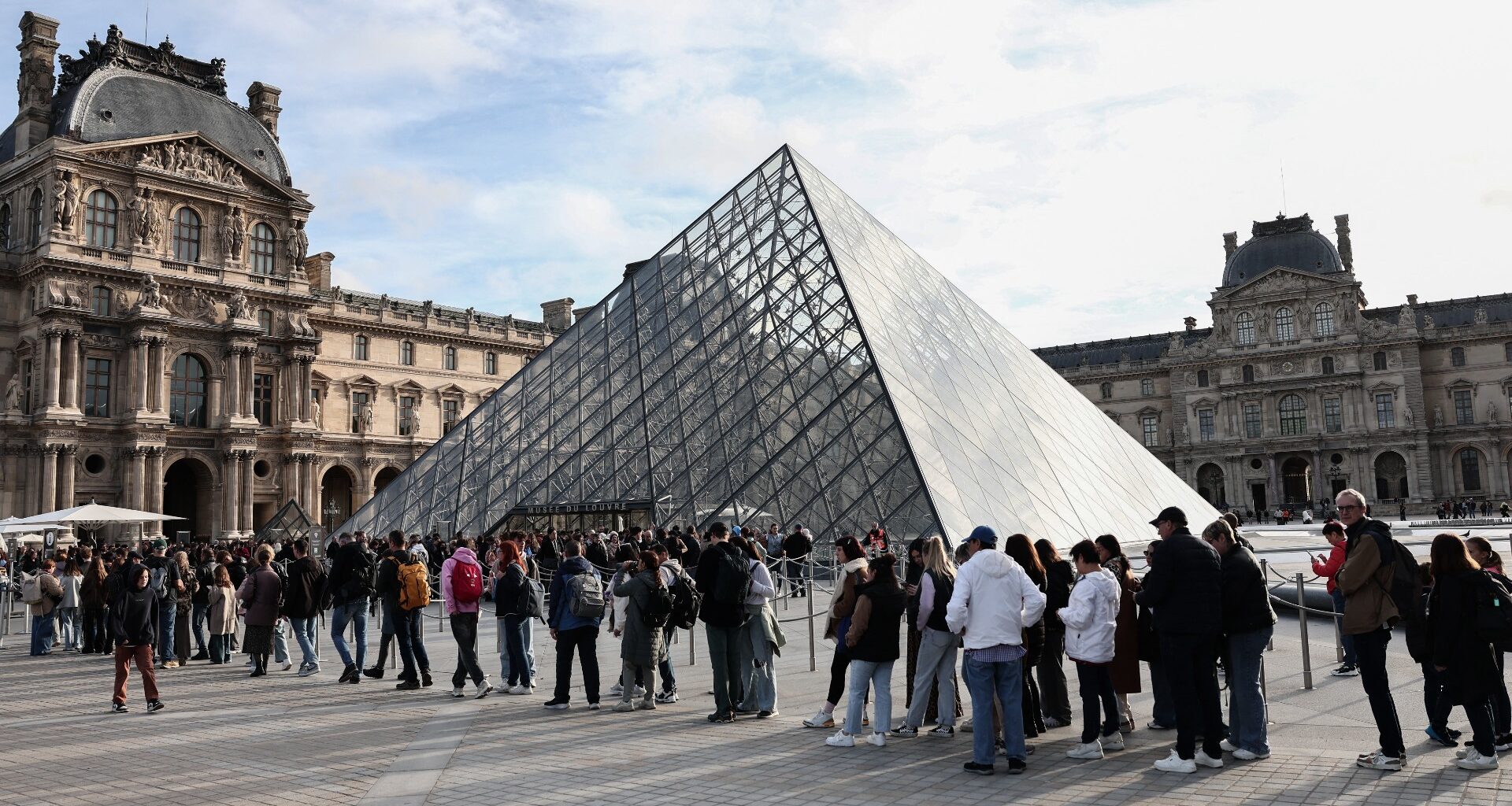 Roubo do Louvre: brasileira viu joias antes de serem levadas e estava a 2 metros de janela por onde entraram ladrões; veja relato - G1