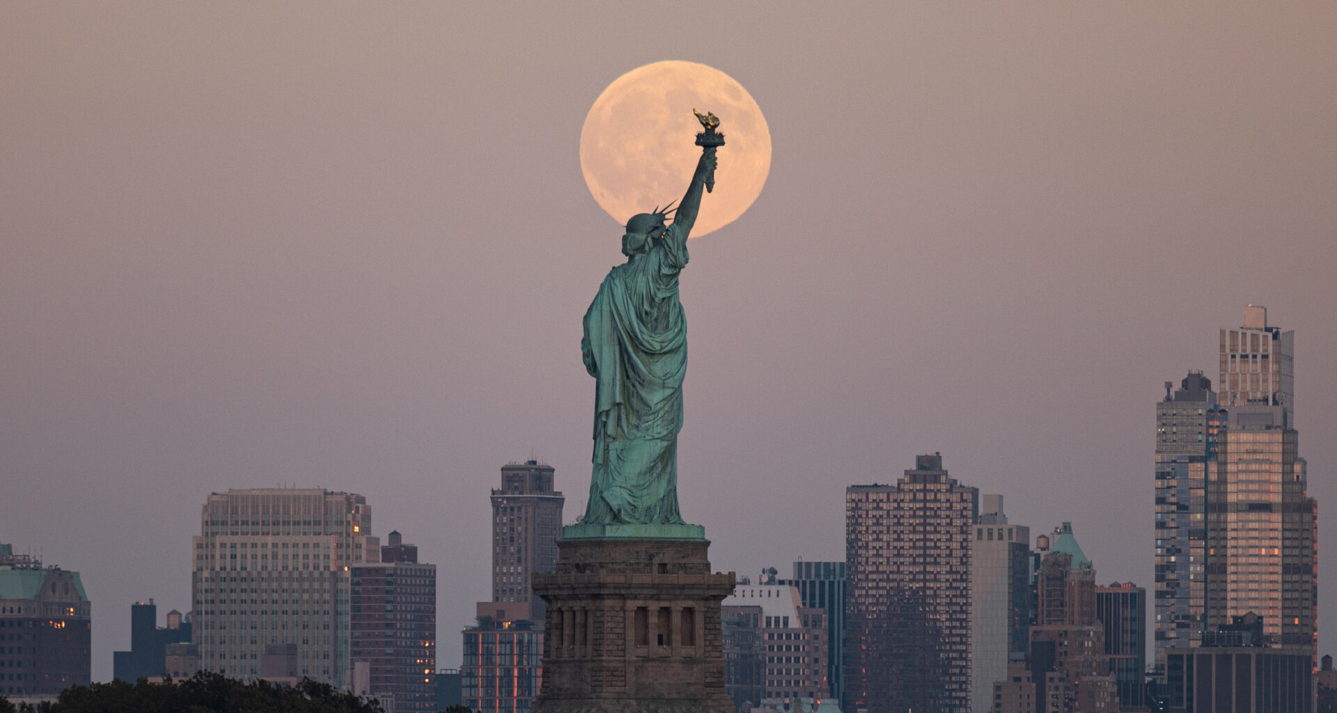 Perdeu Super Lua Cheia? Aqui tem algumas imagens do fenómeno