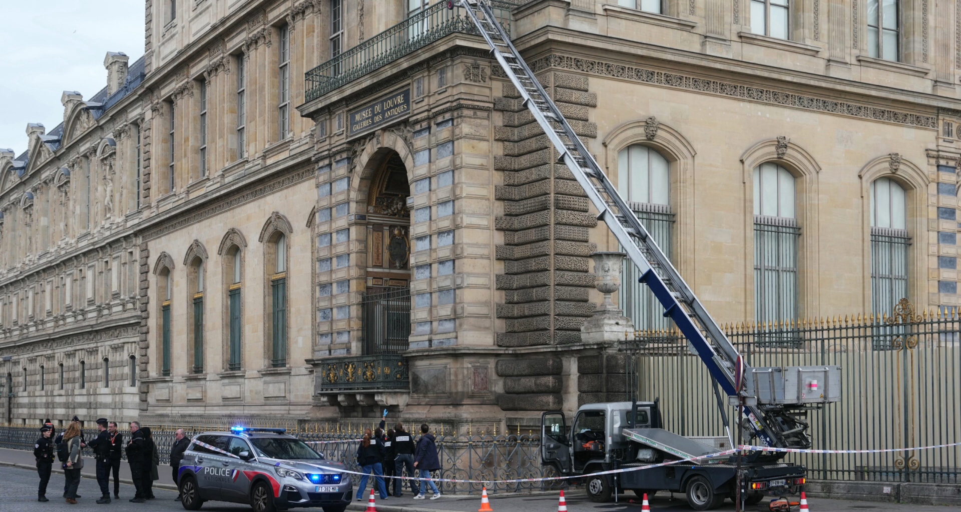 Louvre. Empresa do elevador de carga brinca: "Quando tem de ser rápido" - SAPO