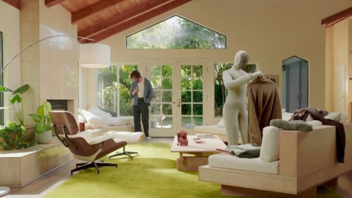 Robô humanoide NEO a dobrar um casaco