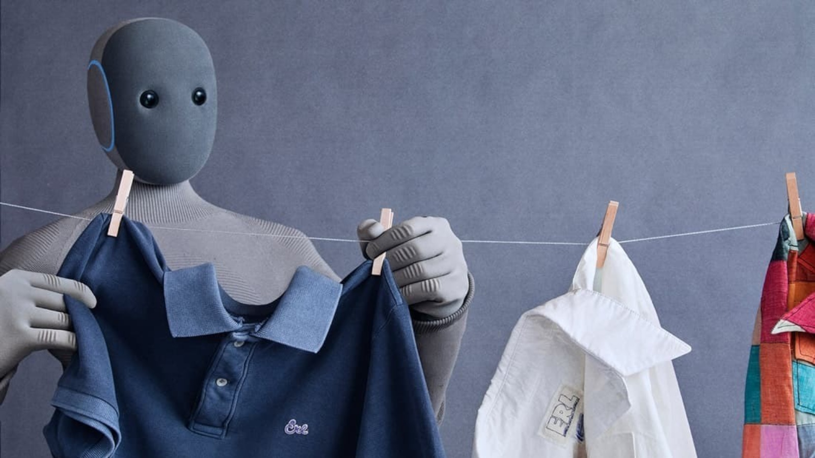 Robô humanoide NEO a pendurar a roupa